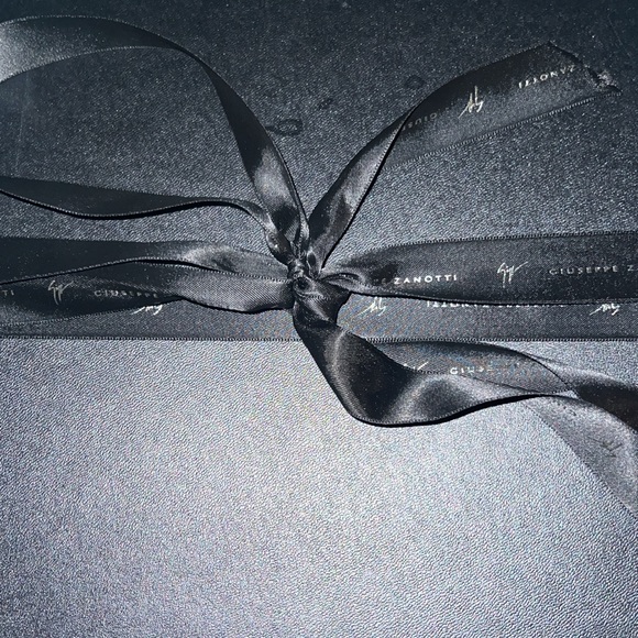 Like new only worn once for about an hour. Giuseppe Zanotti shoes size 37.5. - Picture 5 of 7